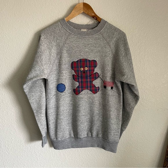 Vintage Teddy Bear Plaid Button Eyes Wagon Embroidered Crewneck Sweatshirt Grey - Picture 1 of 7